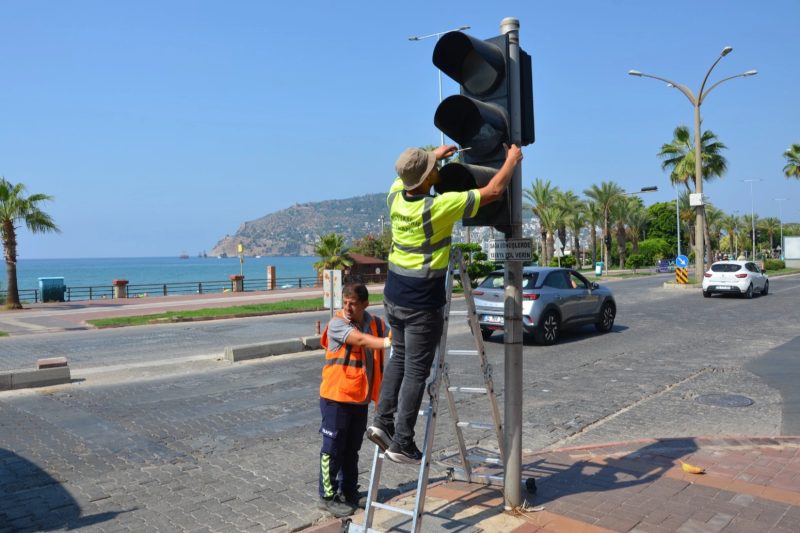 Antalya'da Okul Çevreleri ve Trafik İşaretleri Yenileniyor