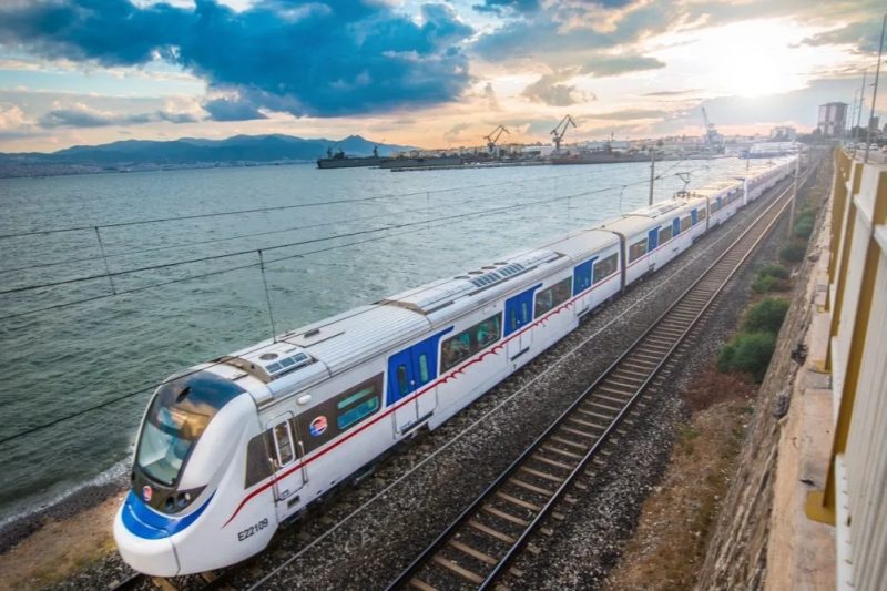 İzmir'de Cumhuriyet Bayramı'na Özel: Toplu Taşıma 1 Kuruş, İZBAN Ücretsiz