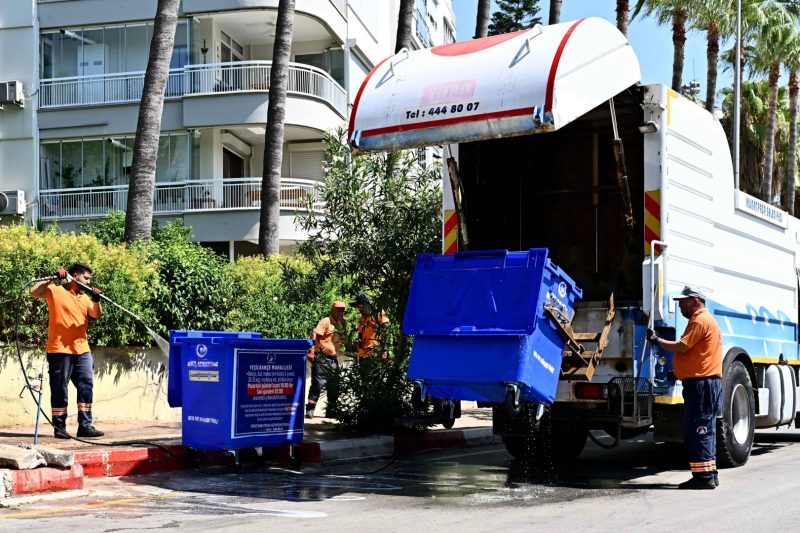 Muratpaşa'da Konteynerler Yaz Aylarına Hazırlanıyor: Düzenli Temizlik Devam Ediyor