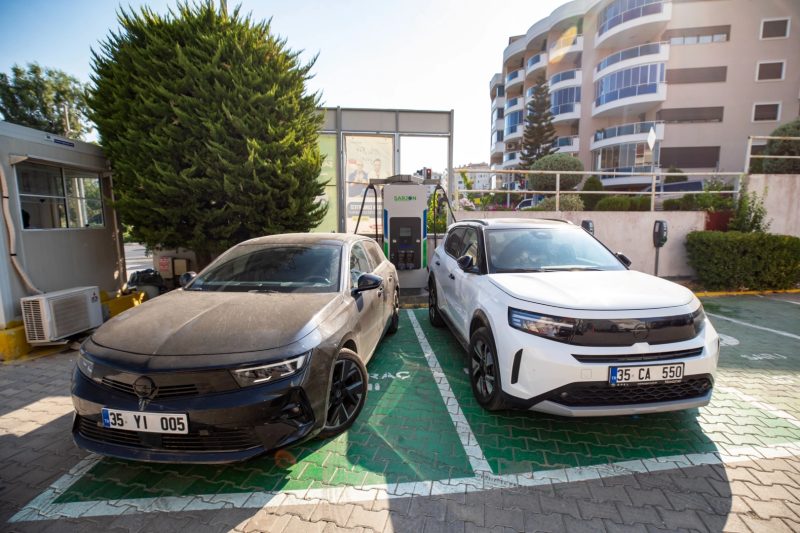 Narlıdere'de Elektrikli Araç Şarj İstasyonları 5 Bin Kullanıcıya Ulaştı, Çevreye Önemli Katkı Sağladı