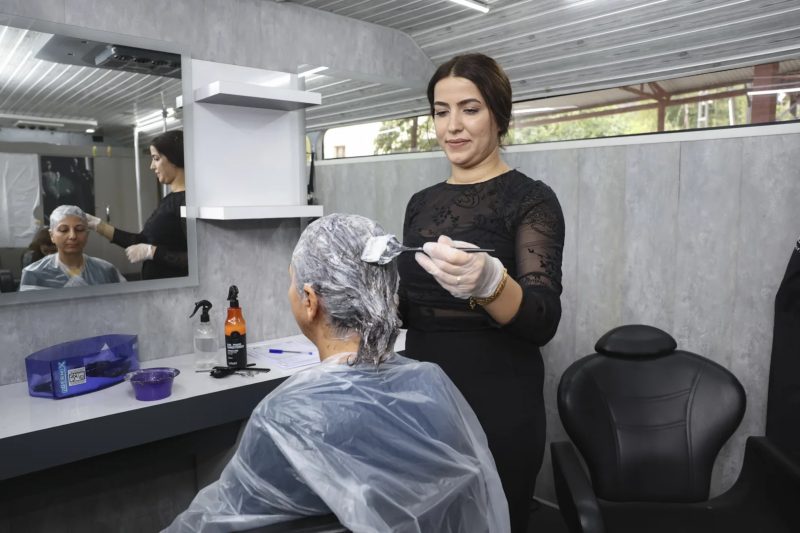 Mersin'de Mobil Kuaför Hizmeti Kırsal Mahallelere Ulaşıyor