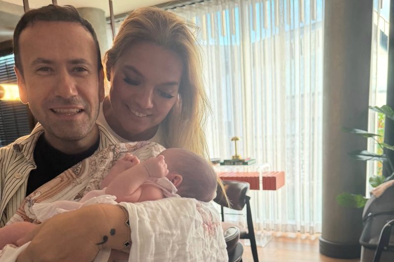 Demet Akalın, Berkay ve Özlem Ada Şahin'in Kızı Mihre'yi Ziyaret Etti