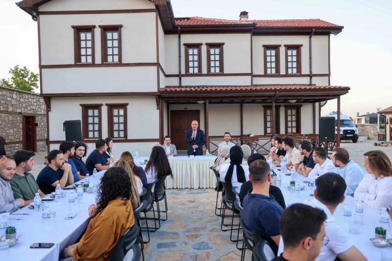 Başkan Kavuş, Meramlı Gençlerle Buluştu: Geleceğin Türkiye'sini Şekillendirecek Vizyonlar Konuşuldu