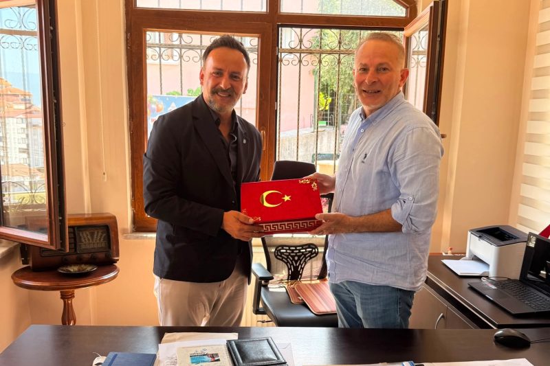 İzmit Belediyesinden Muhtarlara Doğum Günü Kutlaması