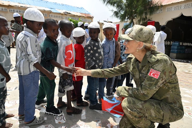 Türk Silahlı Kuvvetleri, Somali'deki Yetimlere Gıda ve Giysi Yardımı Ulaştırdı