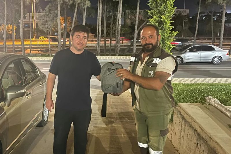 Gebze Millet Bahçesi'nde Temizlik Personelinden Duyarlılık: Sahipsiz Çantayı Polise Teslim Etti