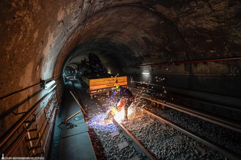 İzmir Metrosu'nda Ray ve Makas Yenileme Çalışmaları Güvenliği Artırıyor