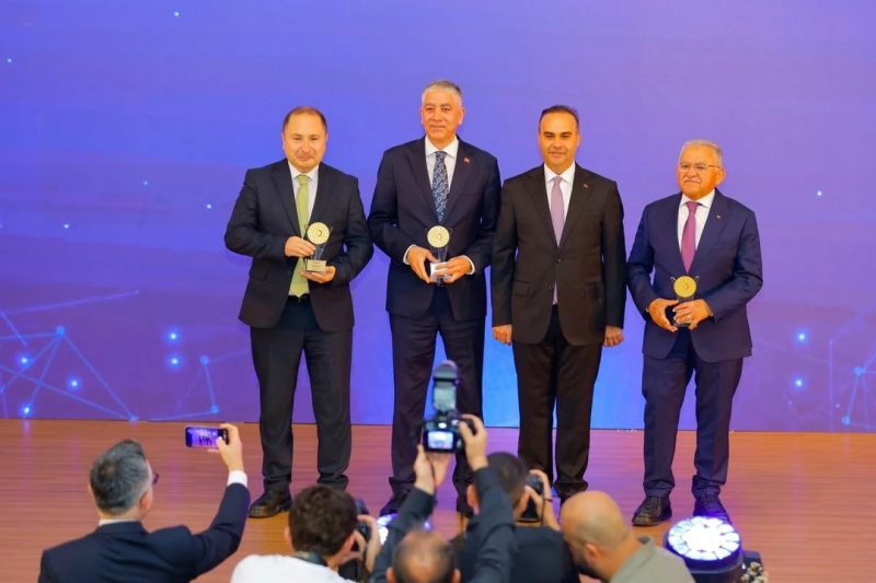 Kayseri Büyükşehir Belediyesi'ne Toplu Ulaşımda Rüzgâr Enerjisi Kullanımıyla Yeşil Dönüşüm Ödülü