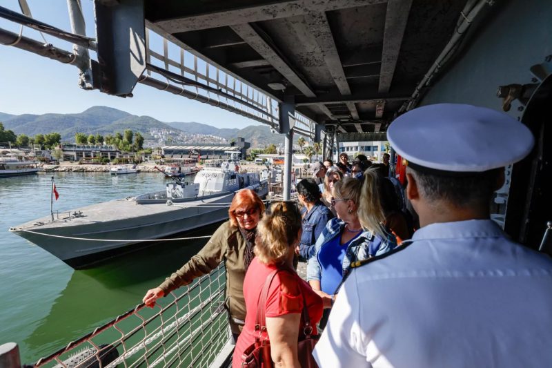 İzmir'de Emeklilere Kültürel Geziler Başladı: Deniz Müzesi ve Bahçe Turu İlk Durak Oldu