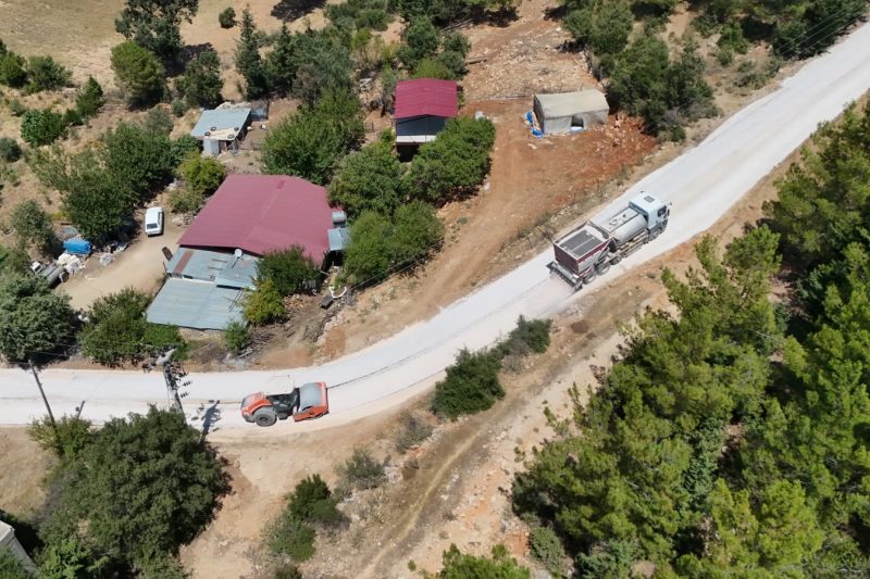 Mersin Büyükşehir Belediyesi, Silifke'ye Bağlı Balandız Mahallesi'nde Üreticilerin Yolunu Yeniledi