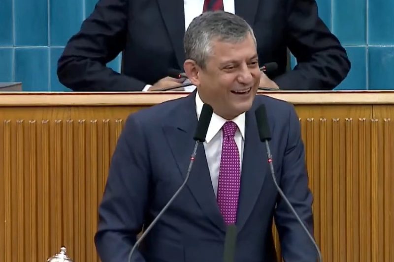 Özgür Özel'den İlk Grup Toplantısında Dil Sürçmesi: "İlk Günün Günahı Olmaz"