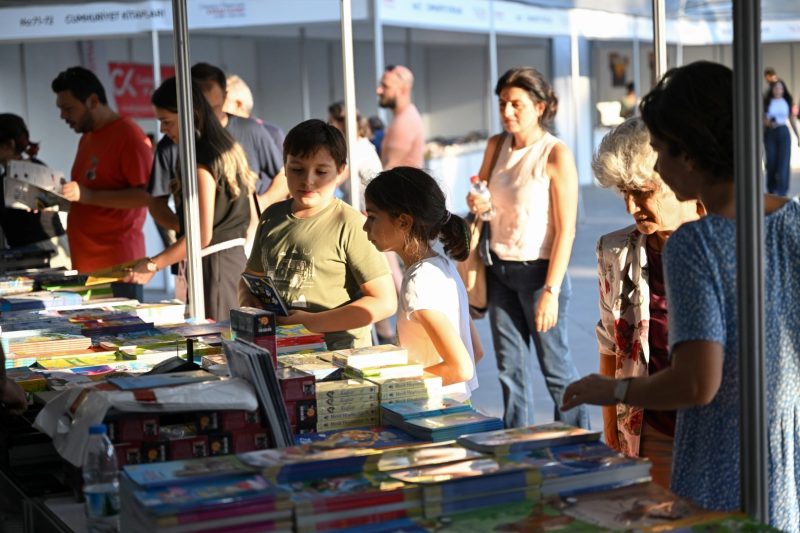 Bornova'da 7. Homeros'un Bornova'sında Kitap Günleri Kitapseverlerle Buluşuyor