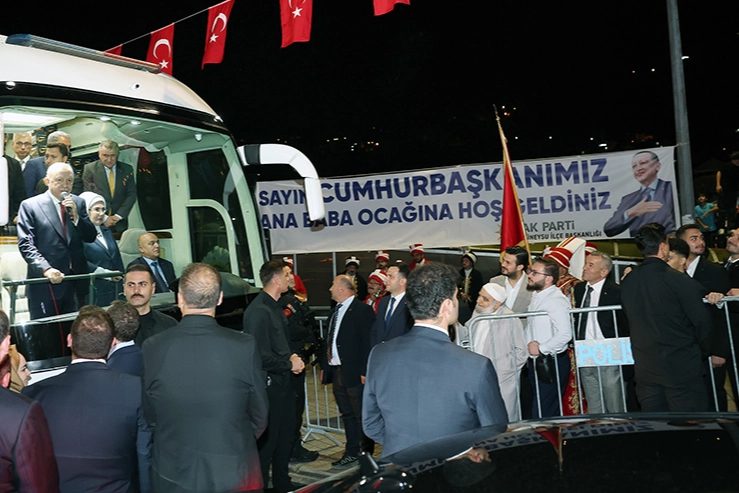 Cumhurbaşkanı Erdoğan, Hemşehrileriyle Buluşmak İçin Güneysu'ya Geçti
