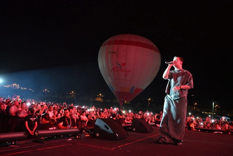 Poizi, Nevşehir Kültür Yolu Festivali'nde Hayranlarıyla Unutulmaz Bir Akşam Geçirdi