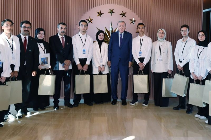 Erdoğan Ahlat'ta Öğrencilerle Buluştu