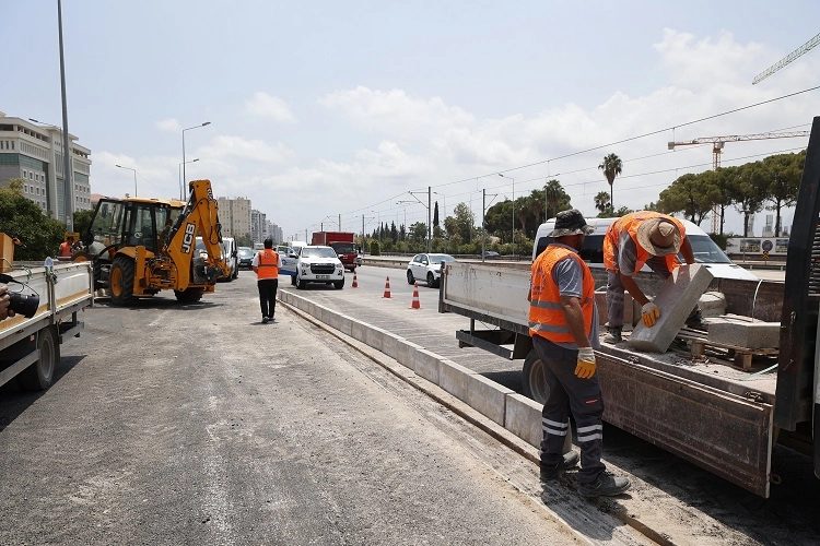 Antalya Büyükşehir Belediyesi, Trafiği Rahatlatan Kapsamlı Yol ve Kavşak Düzenlemeleri Gerçekleştiriyor
