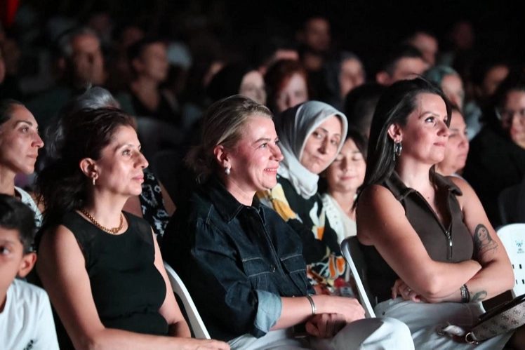 Çiğli'de Açık Hava Sineması Başladı: "Vizontele" İlk Kez Gösterildi