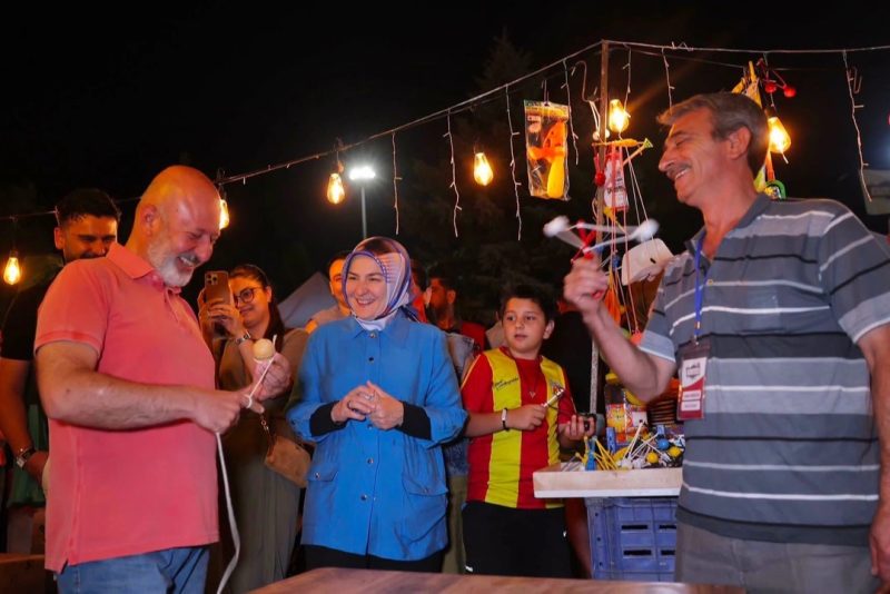 Başkan Çolakbayrakdar, Açık Hava Sinemasında Vatandaşlarla Buluştu